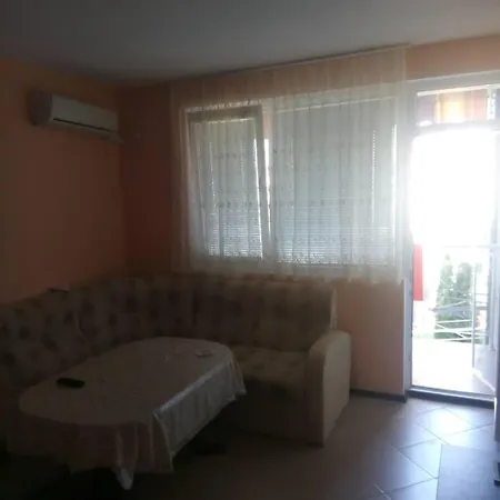 Private In Sunny House Family شقة