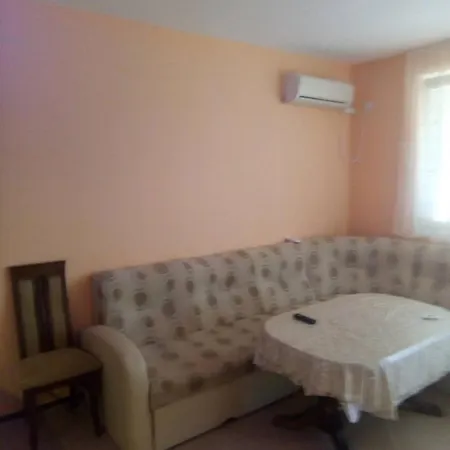 Private In Sunny House Family شقة